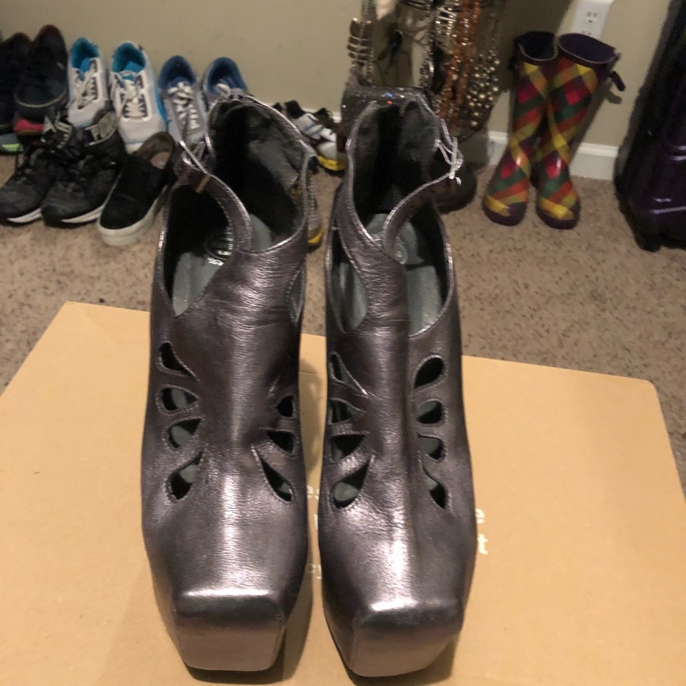 Platform Metalic Shoe - Picture 2 of 4